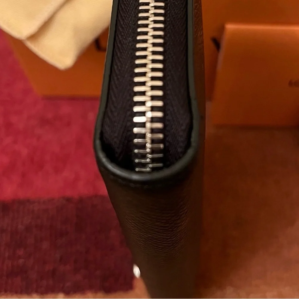 *LIKE NEW* -  LOUIS VUITTON ZIPPY VERTICAL TIAGA LEATHER (BLACK) - - Picture 4 of 11